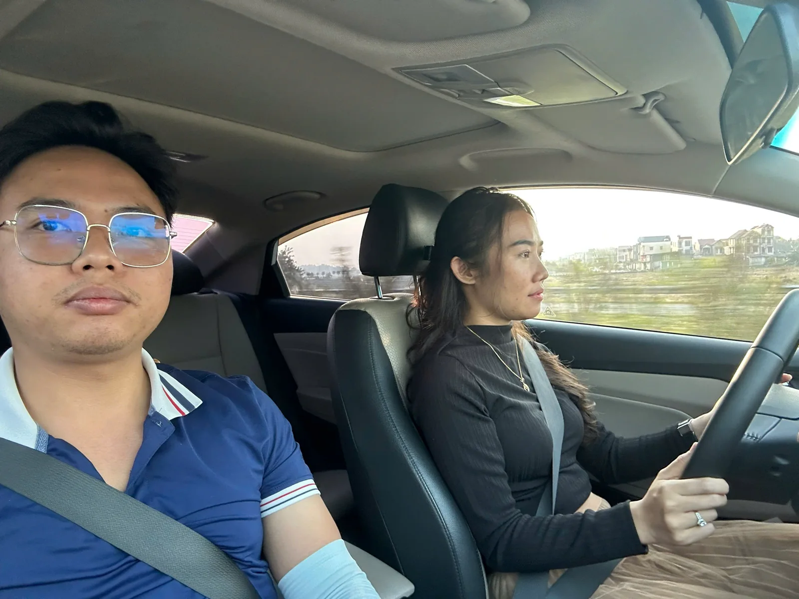 Thầy hướng dẫn học viên nữ lái xe trên đường thực tế