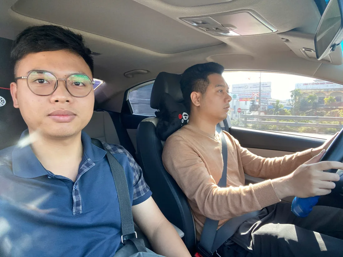 Thầy hướng dẫn học viên lái xe trên đường cao tốc