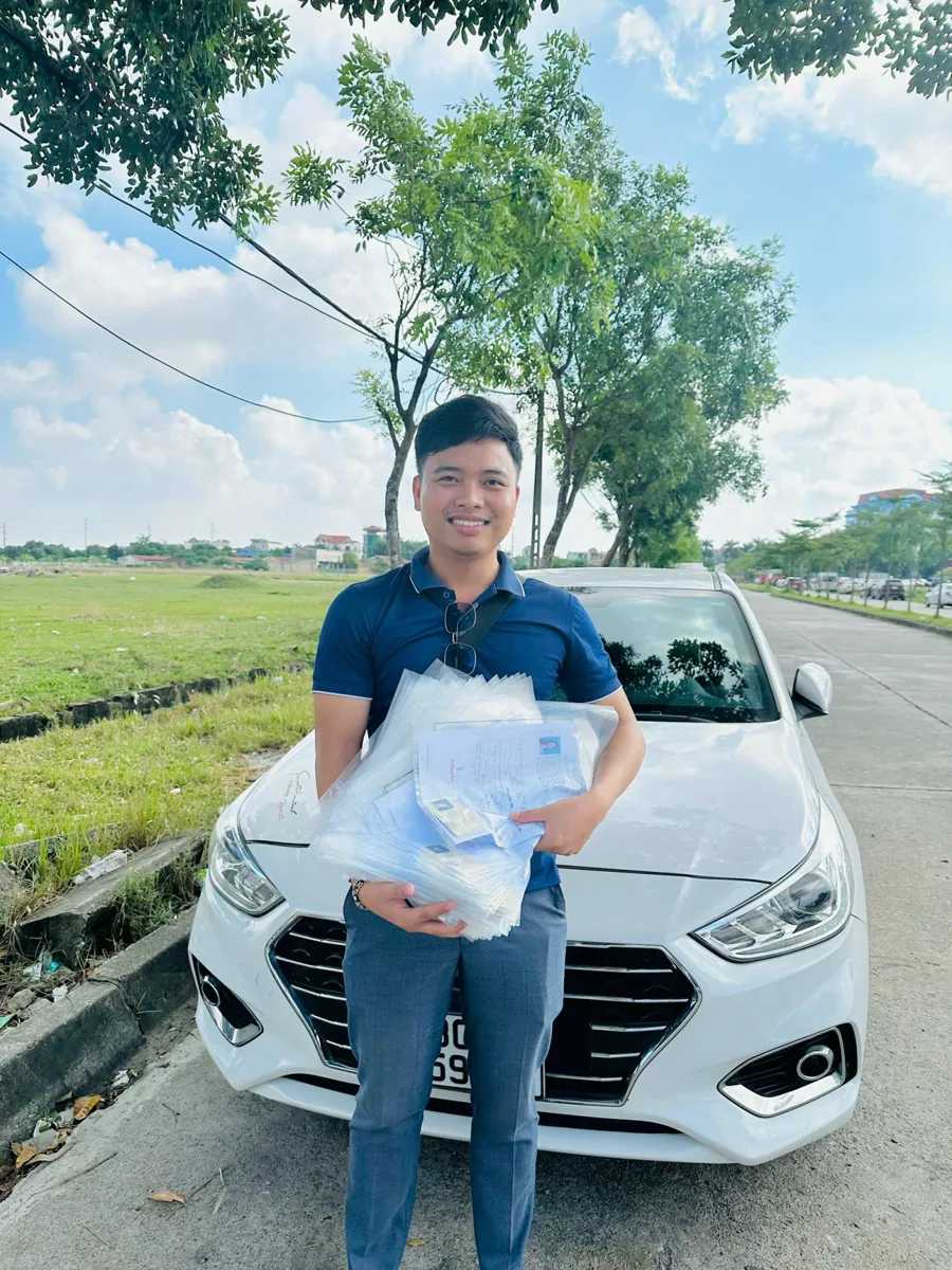 Học viên hoàn thành hành trình học lái bên cạnh xe